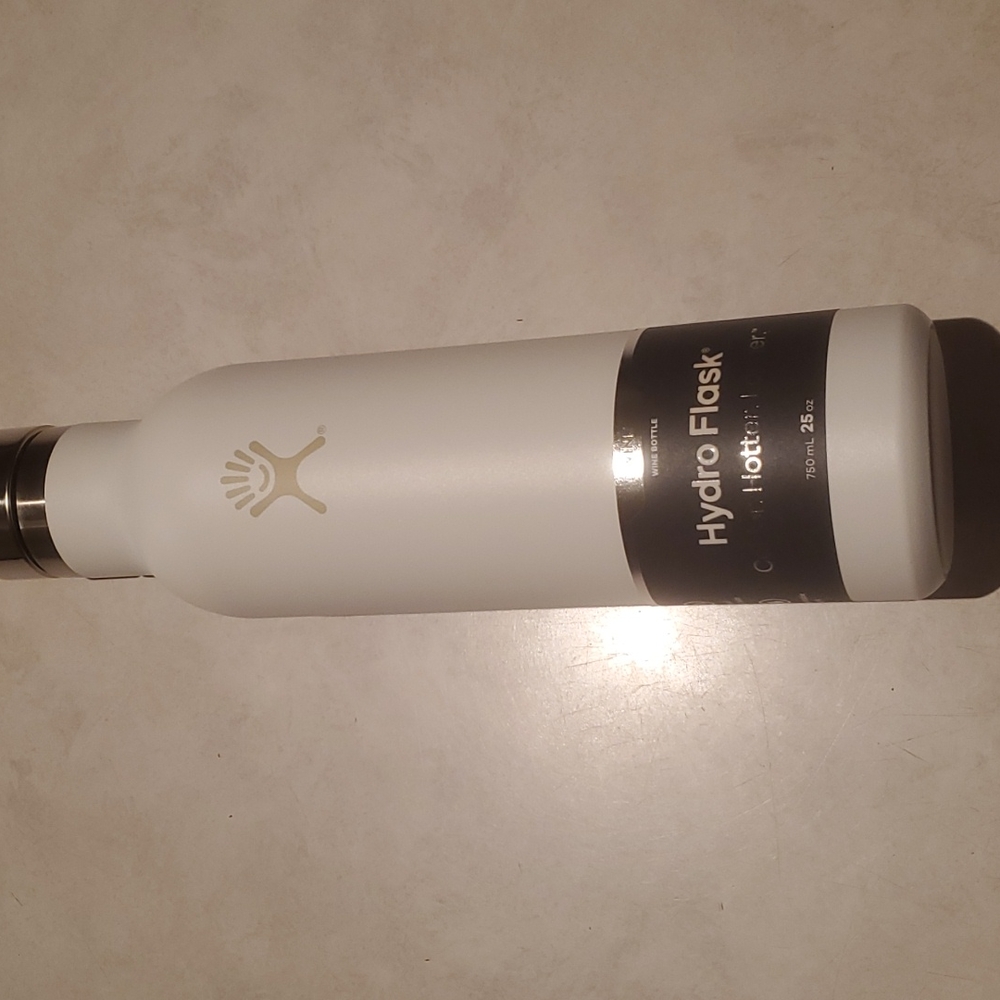 NEW  HYDRO FLASK  WINE  BOTTLE  250 ml_/25 oz - Picture 2 of 6